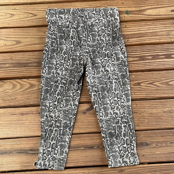 SPANX Jean-ish Capri Leggings Gray Python Large - Picture 8 of 10